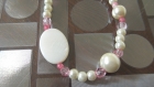 Collier en perles de verre diverses , quartz rose  et toupies cristal