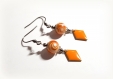 Boucle d'oreille dormeuse pendante émail losange orange, perles en verre blanc et orange, métal acier inoxydable argenté