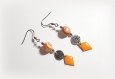 Boucle d'oreille dormeuse pendante émail losange orange, perles en verre blanc et orange, connecteur fleur, métal acier inoxydable argenté