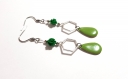 Boucle d'oreille dormeuse pendante émail goutte kaki, perles en fleur acrylique vert, crochet en métal acier inoxydable argenté