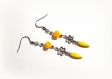 Boucle d'oreille dormeuse pendante émail losange jaune, perles en fleur acrylique jaune, fleur, crochet en métal acier inoxydable argenté