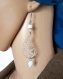 Boucle d'oreille dormeuse émail losange blanc, perles en verre, crochet en métal acier inoxydable argenté