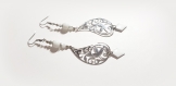 Boucle d'oreille dormeuse émail losange blanc, perles en verre, crochet en métal acier inoxydable argenté