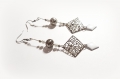 Boucle d'oreille émail losange blanc, perles en verre et métal ajouré, crochet en métal acier inoxydable argenté