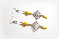 Boucle d'oreille émail losange jaune, perles en verre jaune, coupelle, carrée ajourée, crochet en métal acier inoxydable argenté