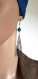 Boucle d'oreille dormeuse goutte ajourée, perles en verre bleu moucheté noir, crochet en métal acier inoxydable argenté