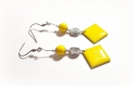 Boucle d'oreille pendante émail carré jaune, perles en verre, crochet en métal acier inoxydable argenté