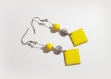 Boucle d'oreille pendante émail carré jaune, perles en verre, crochet en métal acier inoxydable argenté