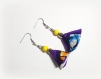 Boucle d'oreille pompon tissue bleu, orange violet, blanc, perles en verre jaune lisse, coupelles, crochet en métal acier inoxydable argenté