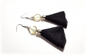 Boucle d'oreille pompon tissue viscose noir, perles en verre ovale transparente avec reflets, embout, crochet en métal acier inoxydable argenté