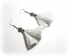 Boucle d'oreille pompon tissue dentelle blanche, perles en verre bleu brillante avec reflets, embout, crochet en métal acier inoxydable argenté