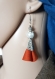 Boucle d'oreille pompon tissue orange rouille, perles en verre blanc brillant et fleur métal, coupelles, crochet en métal acier inoxydable argenté