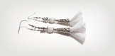 Boucle d'oreille pompon tissue voilage blanc, perles en verre blanche lisse et fleur métal, coupelles, crochet en métal acier inoxydable argenté