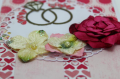 Carte de félicitations mariage décorée de fleurs et d'alliances dorées 