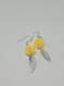 Boucles d'oreilles argentées fantaisie boules de perles jaunes et breloques feuilles argentées