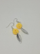 Boucles d'oreilles argentées fantaisie boules de perles jaunes et breloques feuilles argentées