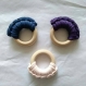 Anneau de dentition bleu en bois non traité et coton - idéal pour les gencives de bébé - fait main au crochet