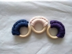 Anneau de dentition violet en bois non traité et coton - idéal pour les gencives de bébé - fait main au crochet
