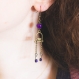 Boucles d'oreilles en métal brun, avec petite oiseau. couleur violet avec perles.
