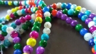 100x perles de verre peintent à la bombe - multicolores