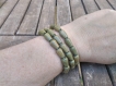 Collier bracelet en perle de bois dans les tons vert