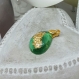 Collier avec joli pendentif en résine, coloré et réalisé à la main, avec incrustations de feuilles or, idéal pour un cadeau unique et exceptionnel !