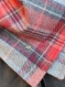 Echarpe boutonnée en tartan rose et gris ecossais rétro upcycled accessoire à la mode classic button up neck warmer cowl cadeau de noël