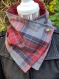 Echarpe boutonnée en tartan rose et gris ecossais rétro upcycled accessoire à la mode classic button up neck warmer cowl cadeau de noël