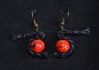 Boucles d'oreilles originales avec cordon simili cuir et perles japonisantes rouges