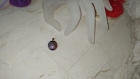 Pendentif plaqué or et dichroïque fusionné couleur noir et reflets de rose brun kaki en fonction de la lunière et de l'inclinaison du bijou, 17x15 mm