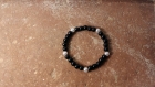 Br-11-bracelet perles noires et blanches
