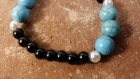 Br-19-bracelet perles noires, blanches et turquoises