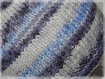 Bonnet 12/18 mois laine bleu effet jacquard avec pompon