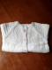 Gilet/cardigan blanc pour fille 9-12 mois tricoté à la main sans couture