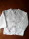 Gilet/cardigan blanc pour fille 9-12 mois tricoté à la main sans couture