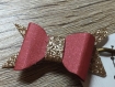 Pince plate noeud papier recyclé et simili cuir or et rouge