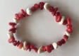 Bracelet avec véritables perlesbambou corail, magnesite