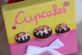 Tableau en fimo avec cupcakes et noeud blanc