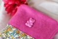 Housse portable rose avec ourson et tissu à fleurs