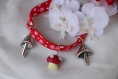 Bracelet ruban rouge avec petits champignons