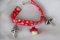 Bracelet ruban rouge avec petits champignons