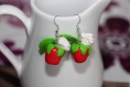 Boucles d'oreilles fraises avec rose blanche et feuille verte