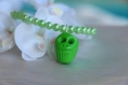 Bracelet perles avec tête de mort verte