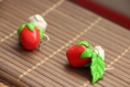 Boucles d'oreilles fraises avec rose blanche et feuille verte