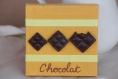 Tableau fimo avec petits chocolats et rubans jaunes