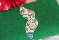 Housse portable moustache en feutrine verte et tissu fleuri