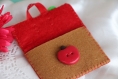 Porte-monnaie en feutrine avec bouton pomme rouge en fimo et ruban à pois blancs