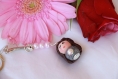 Porte-clé jolie poupée brune avec perles roses