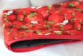 Trousse fraises en tissu avec breloque en fimo