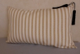 Housse de coussin, 40x60cm avec deux petits pompons noirs. 